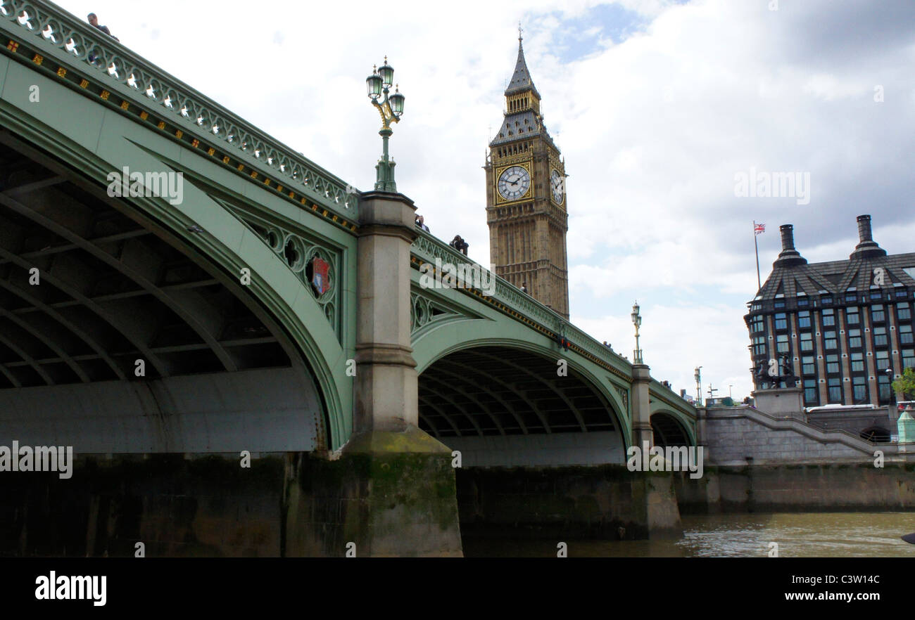 Westminster Bridge con il Big Ben Clock Tower in massa posteriore Foto Stock