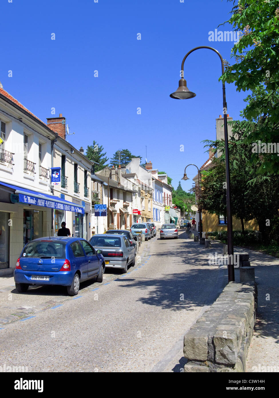 La strada principale di Gif sur Yvette. vicino a Parigi, Francia Foto Stock