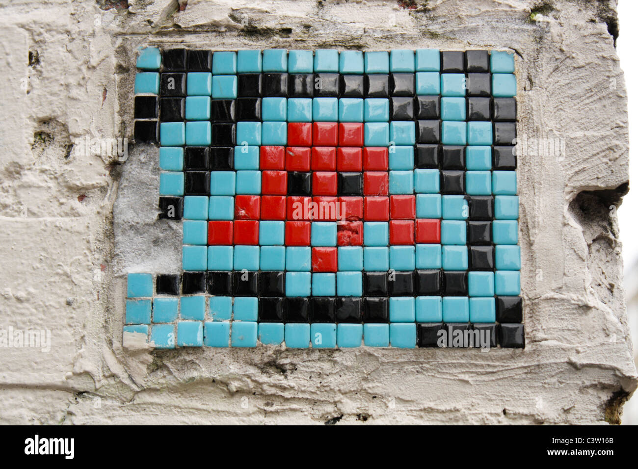 Invader è un anonimo artista di strada francese. È noto per i suoi mosaici di piastrelle in ceramica modellati sull'arte pixelata del videogioco a 8 bit degli anni '1970-1980 Foto Stock