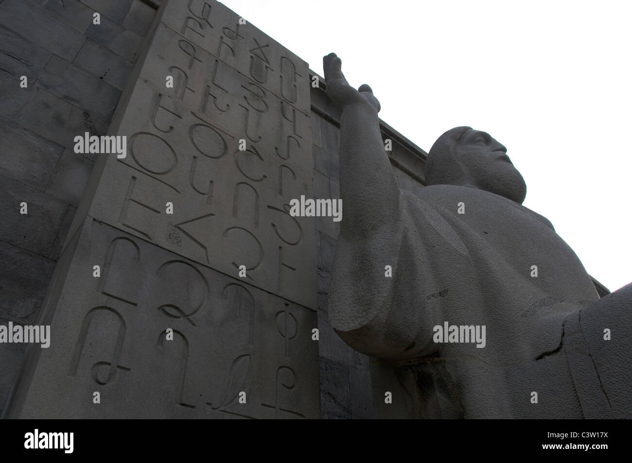 Statua di Mashtots (creatore dell'alfabeto armeno), al di fuori del Matenadaran (biblioteca nazionale), Yerevan, Armenia Foto Stock
