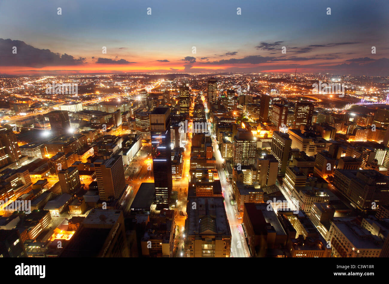 Una vista di Johannesburg CBD visto di notte dal Carlton Tower nel centro di downtown Joburg. Johannesburg. Sud Africa. Foto Stock