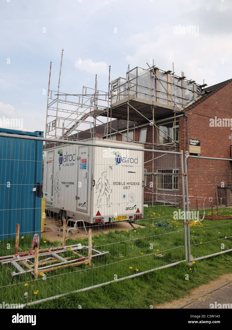 Rimozione amianto opere che si svolgono in un blocco di appartamenti costruito nel 1970 per i pensionati. Foto Stock