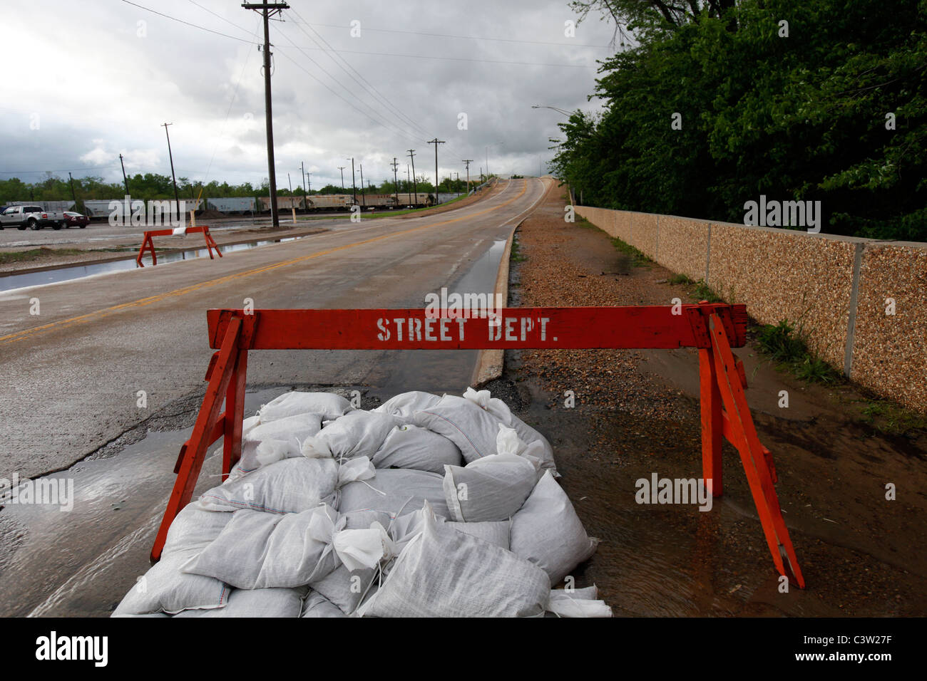 Sacchi di sabbia ammucchiati davanti alla Statale WW ponte in Poplar Bluff, MO su Mercoledì, 27 aprile 2011. Foto Stock