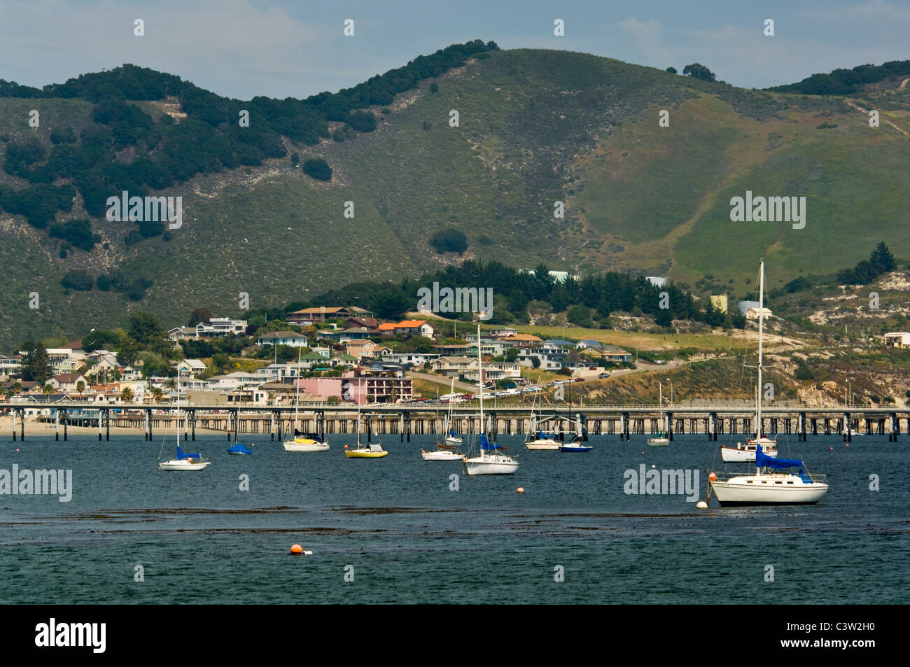Barche ancorate in San Luis Obispo Bay, vicino ad Avila Beach, California Foto Stock