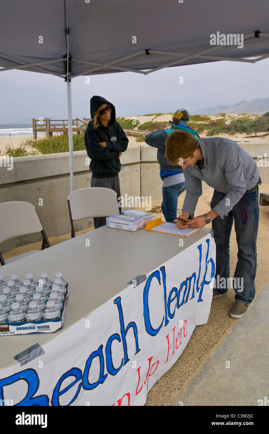 Comunità spiaggia costiera clean up sign-up stand a Grover Beach, San Luis Obispo County costa, California Foto Stock