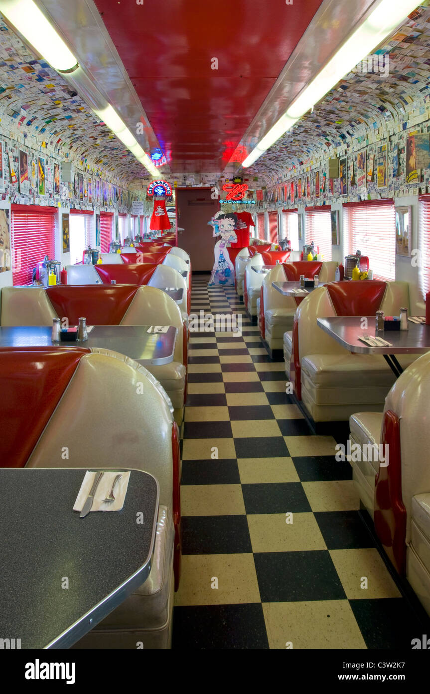 Anni Cinquanta stile Rock'n' Roll Diner in un vecchio treno convertito auto pullman, Oceano, California Foto Stock