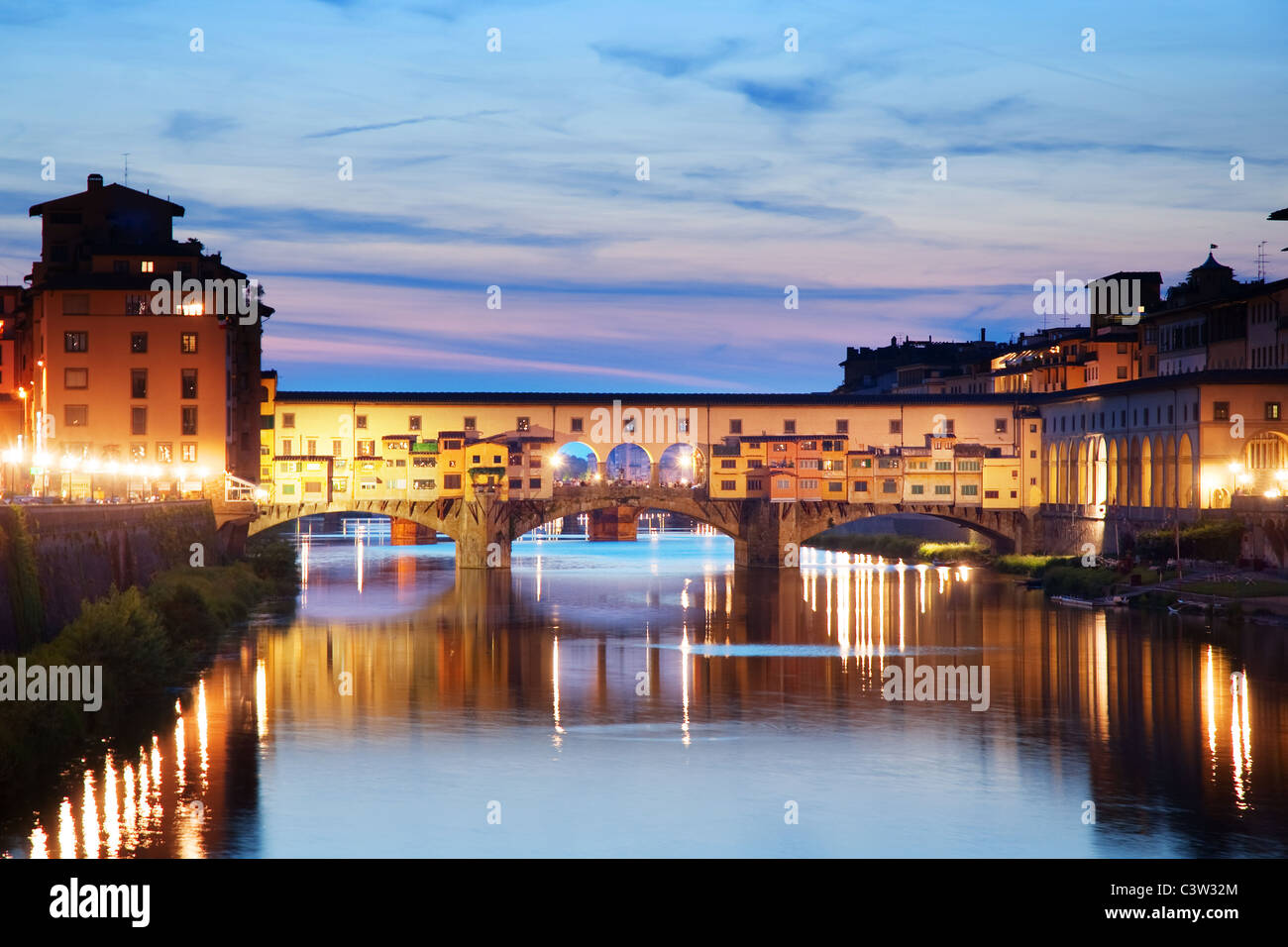 Questa è un immagine del Ponte Vecchio ponte che attraversa il fiume Arno, a Firenze (Italia). Foto Stock