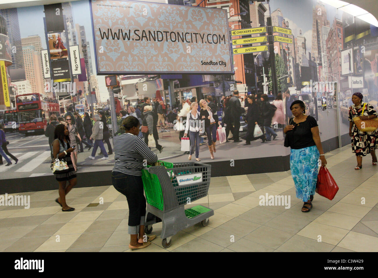 Sabato gli acquirenti all'interno di Sandton city shopping mall. Johannesburg. Sud Africa. Foto Stock