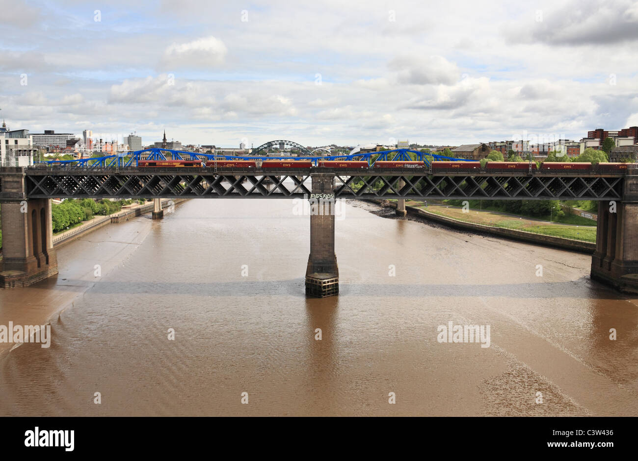 Un EWS del carbone treno attraversando il re Edward ponte sul fiume Tyne tra Gateshead e Newcastle, North East England, Regno Unito Foto Stock