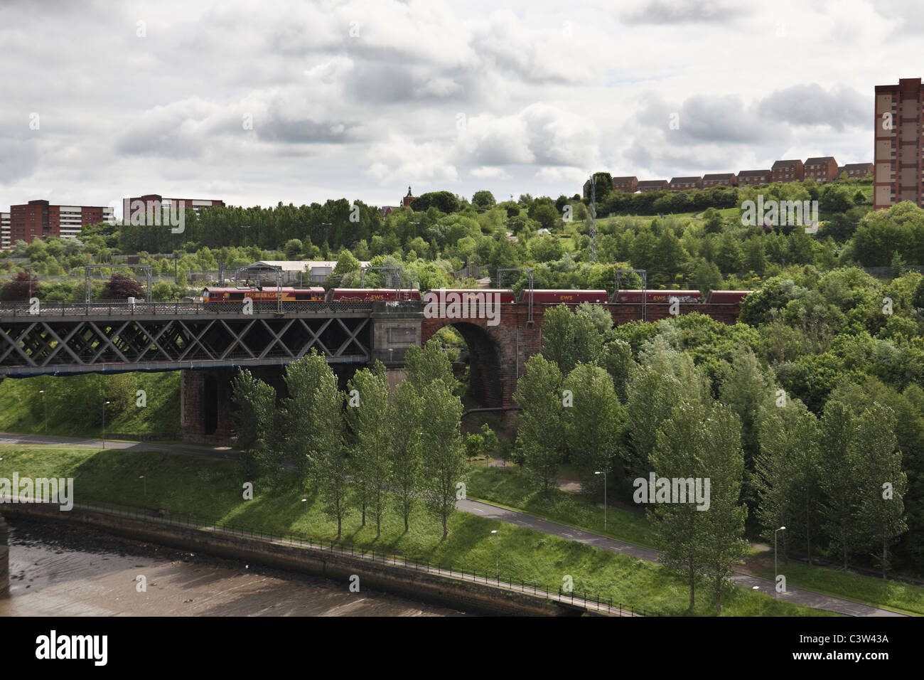 Un EWS del carbone treno in movimento sul re Edward ponte sul fiume Tyne tra Gateshead e Newcastle, a nord-est dell' Inghilterra, UKr Foto Stock