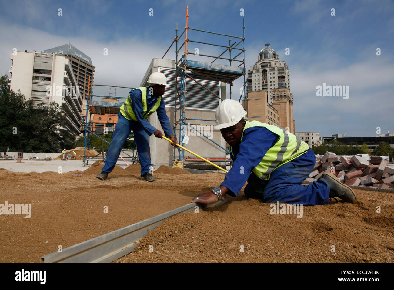 Costruttori sul lavoro Il Sandton Shopping Mall. Johannesburg. Sud Africa. Foto di Zute Lightfoot. Foto Stock