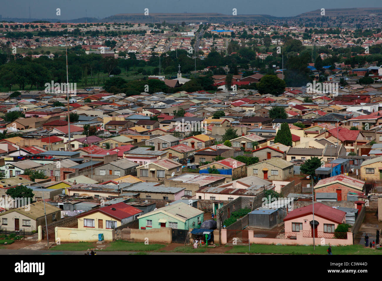 Soweto alloggiamento con il mio dump in background. Sud Africa. Foto di Zute Lightfoot. www.lightfootphoto.com Foto Stock