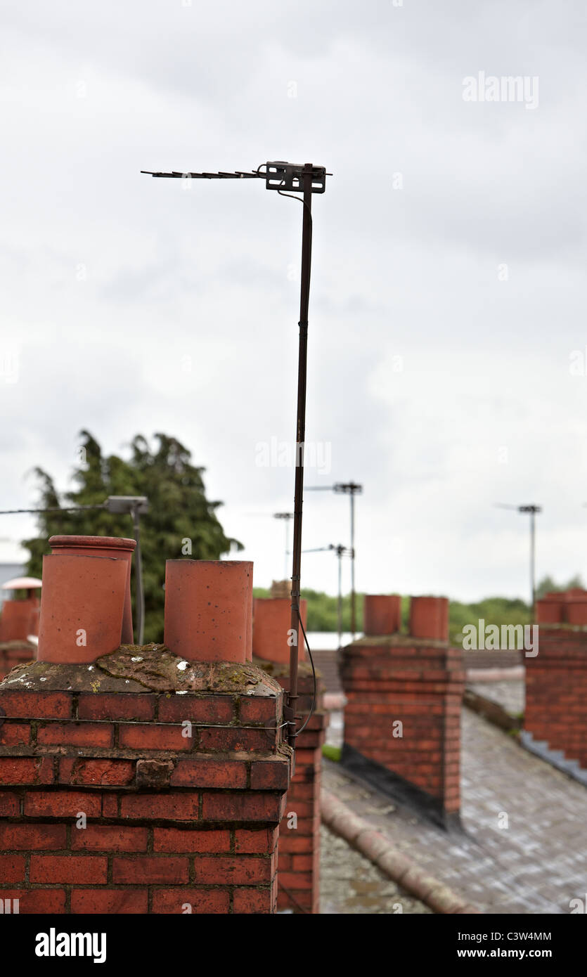 Un analogo di antenna televisiva sul tetto di una casa residenziale. La maggior parte delle case del Regno Unito sarà presto solo essere in grado di ricevere la TV digitale Foto Stock