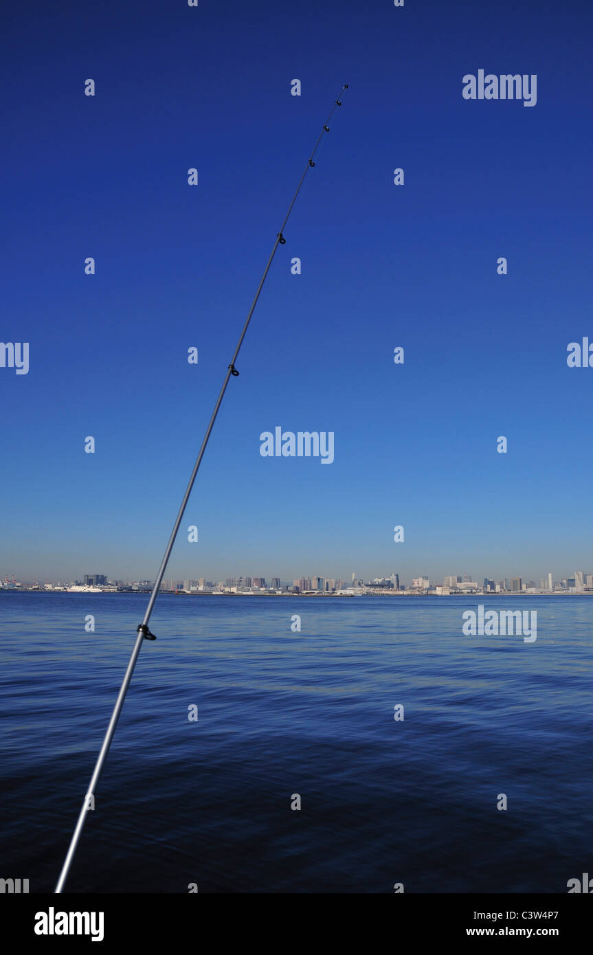 Canna da pesca e sullo skyline di Tokyo, nel quartiere Koto di Tokyo Prefettura, Honshu, Giappone Foto Stock