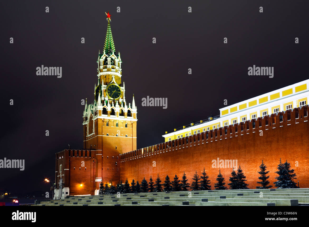 Un Spassky torre del Cremlino a parete, Vista notte. Mosca, Russia Foto Stock