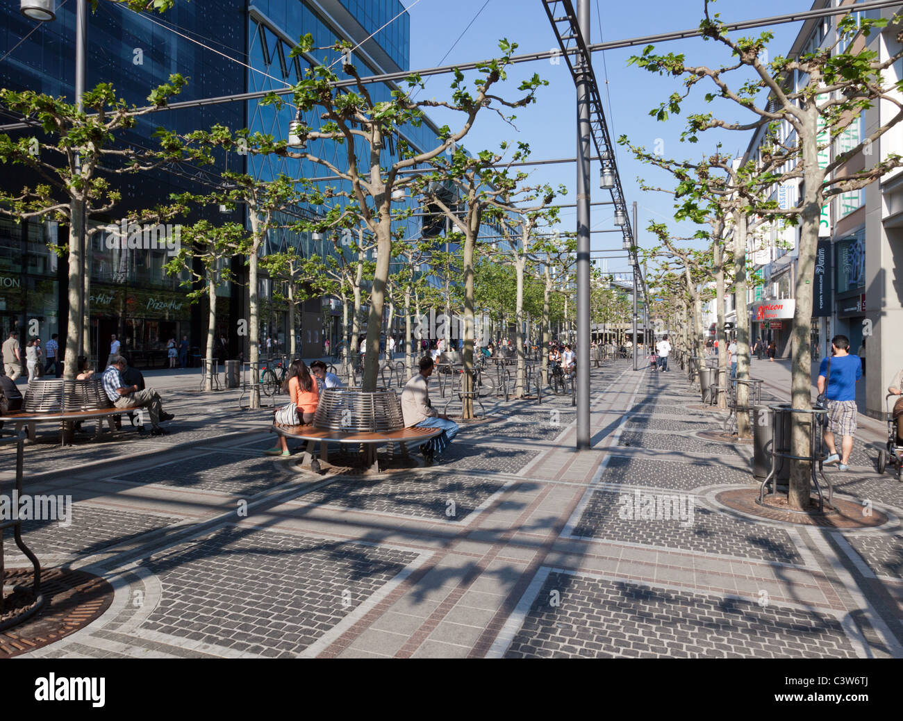 La Zeil a Francoforte, una delle più lunghe e più trafficate e redditizio strade pedonali dello shopping in Germania. Foto Stock