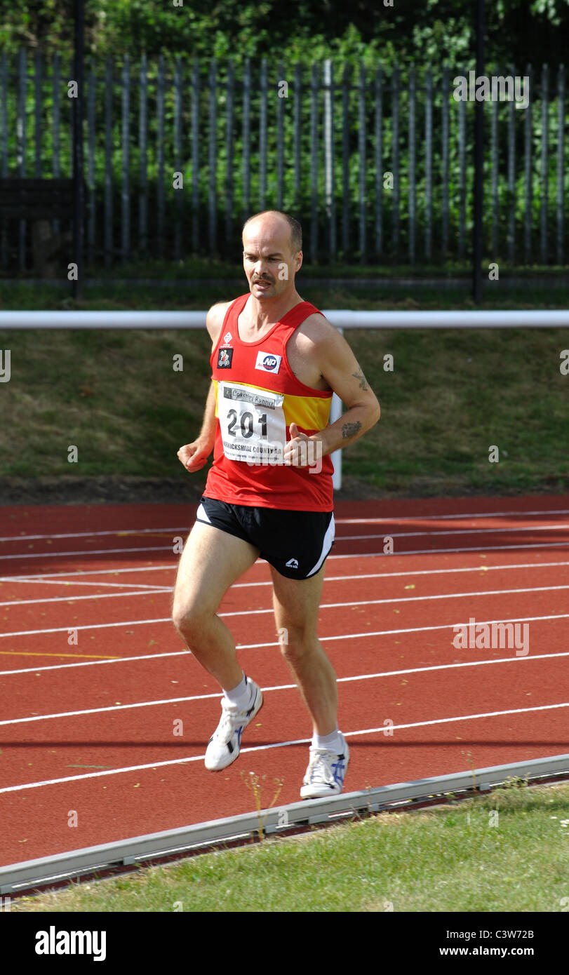 Runner in uomini 1500m gara su pista Foto Stock