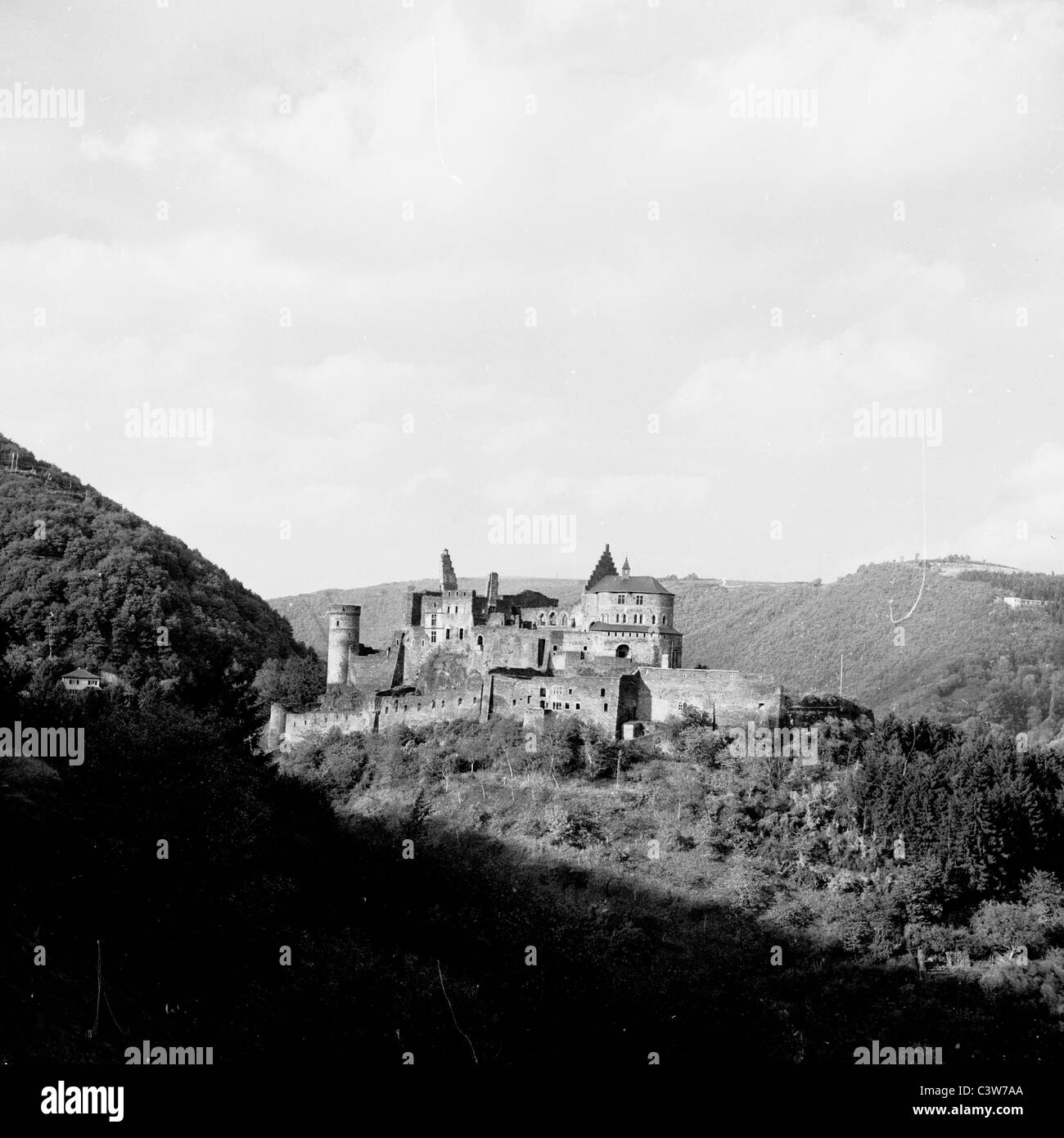 1950s. In questo quadro storico da J Allan contanti possiamo vedere un antico castello arroccato sulla collina nella campagna di Lussemburgo. Foto Stock