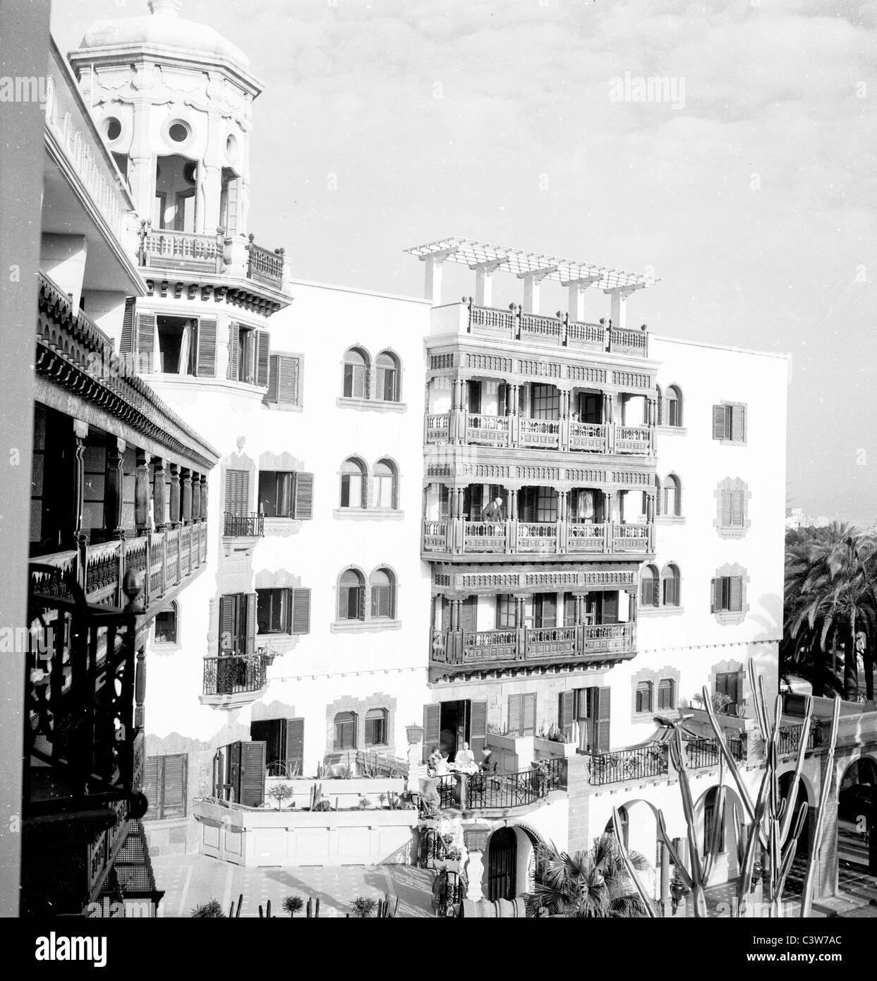 In questo quadro storico da J Allan contanti dagli anni cinquanta possiamo vedere l'esterno di un edificio con balconi decorativi in Spagna. Foto Stock