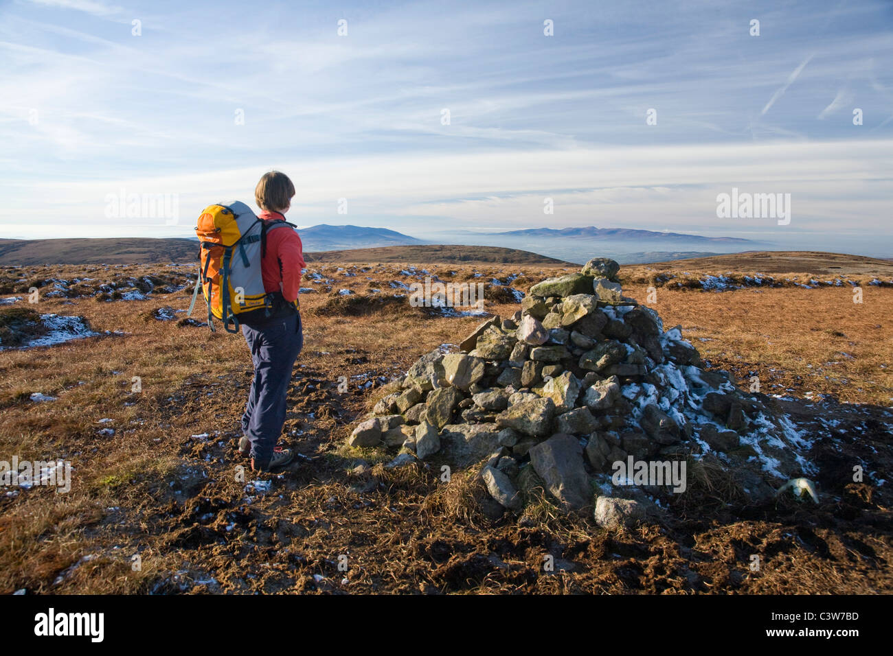 Walker in corrispondenza del punto più alto del Comeragh montagne, nella contea di Waterford, Irlanda. Foto Stock