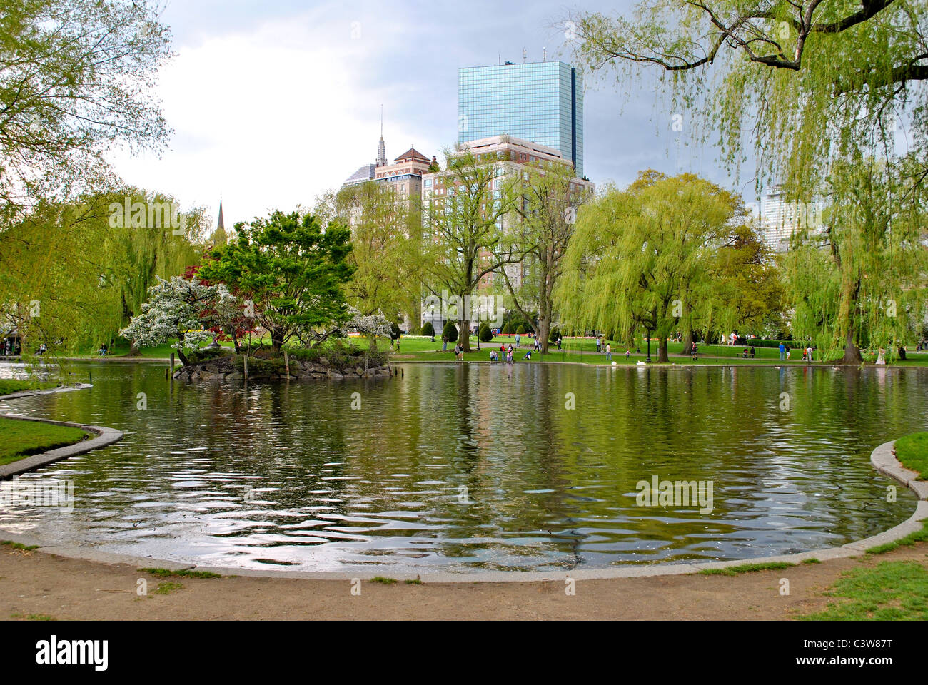 Vista del Hancock Tower di Boston dal parco. Foto Stock