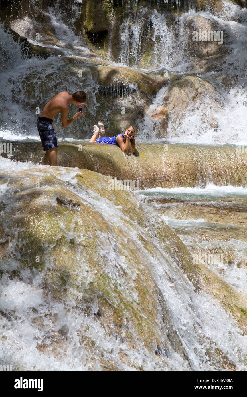 I turisti stop di posa per foto mentre alpinismo Dunns Falls in Ocho Rios, Giamaica. Foto Stock