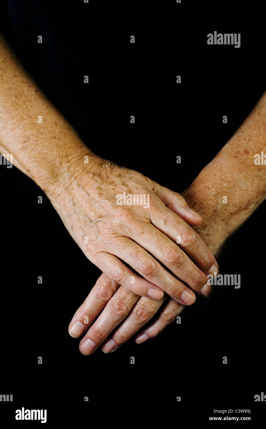 Le mani di una donna anziana Foto Stock