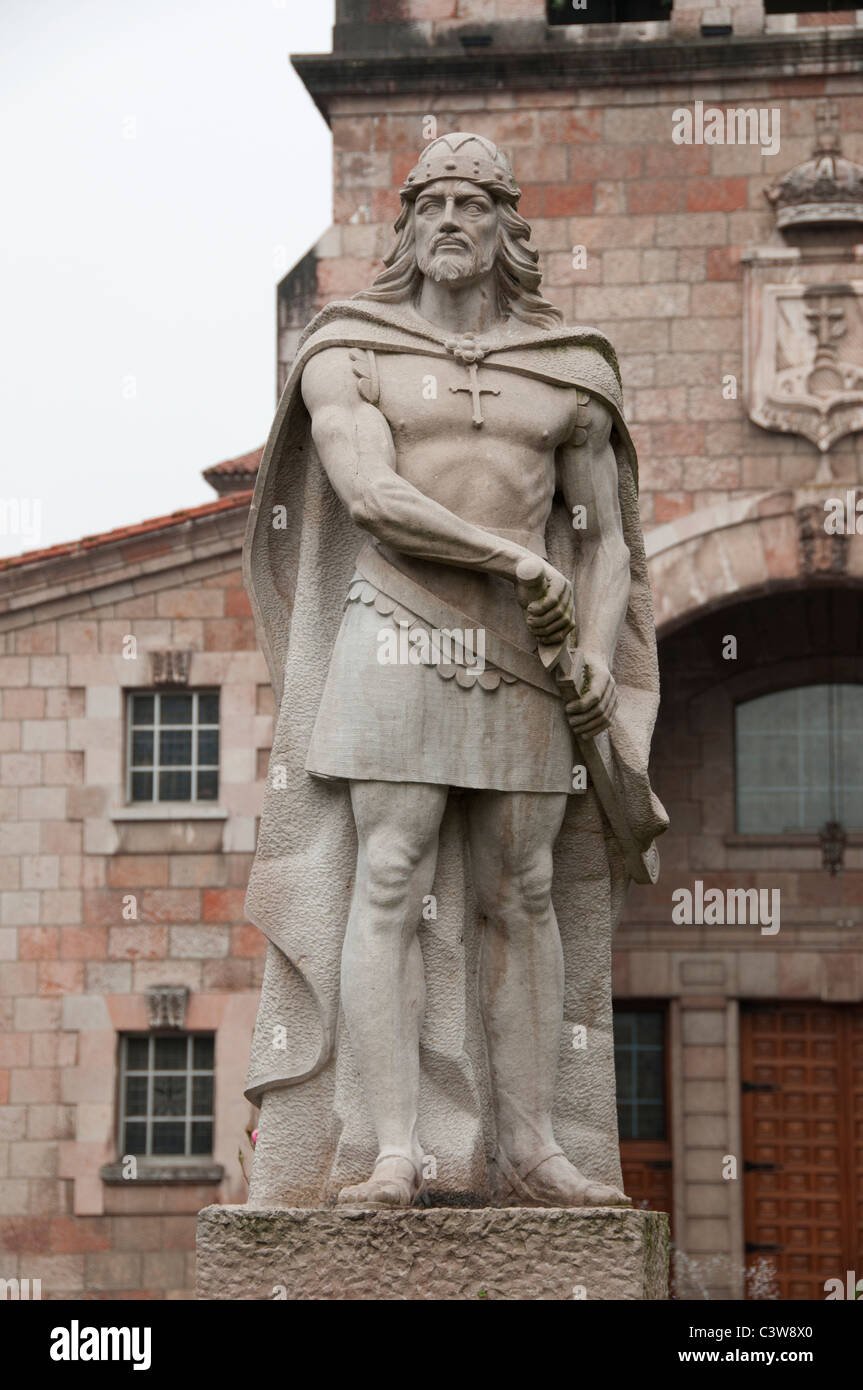 Statua di Don Pelayo primo re di Spagna Cangas de Onis Asturias spagnolo Picos de Europa Foto Stock