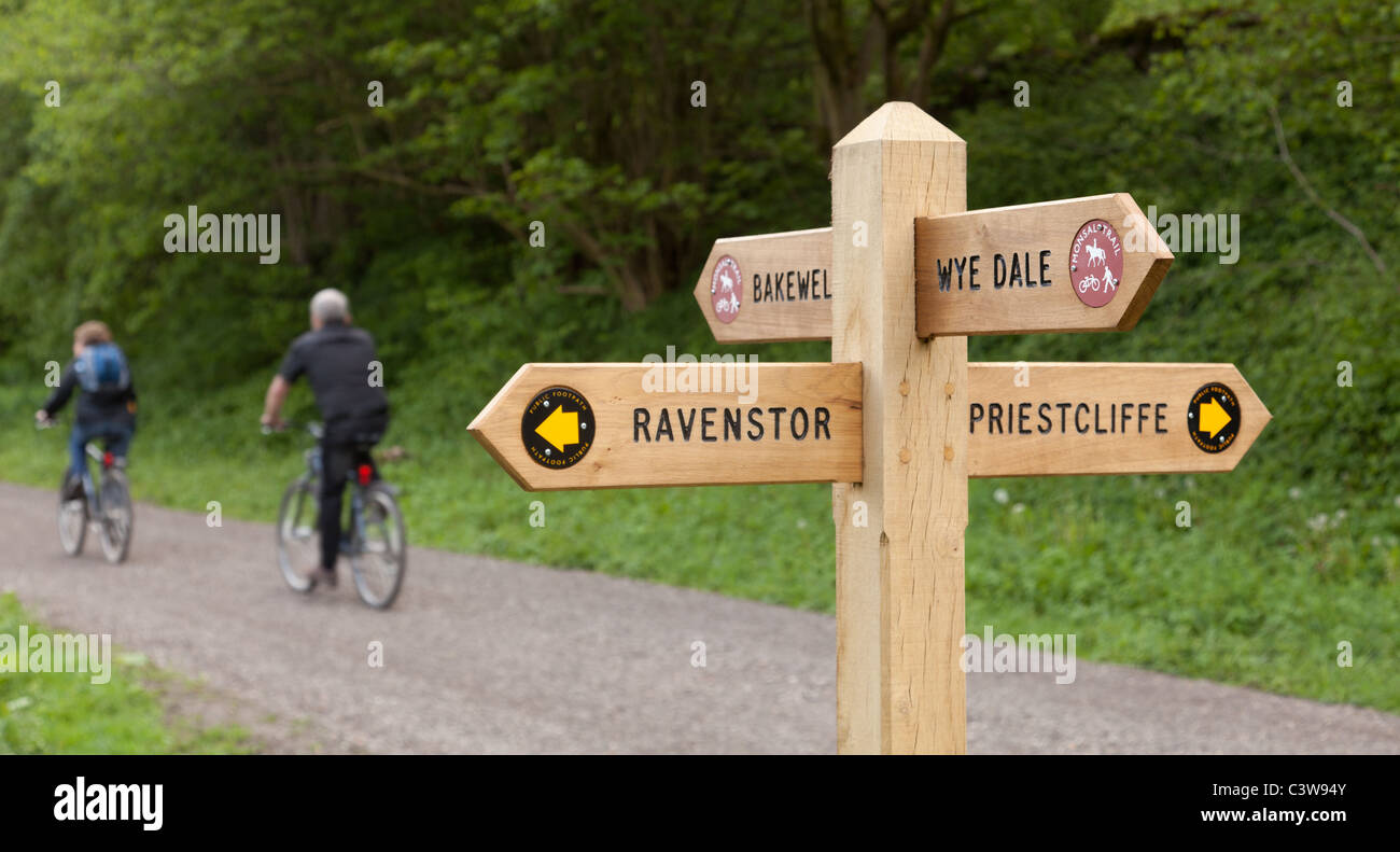 Un cartello sulla Monsal Trail, parte di un in disuso la linea ferroviaria tra Bakewell e Buxton nel Derbyshire. Foto Stock