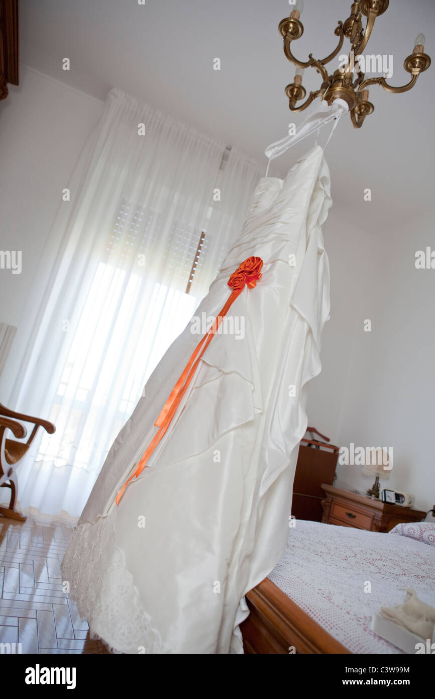 Abito da sposa appeso un lampadario Foto stock - Alamy