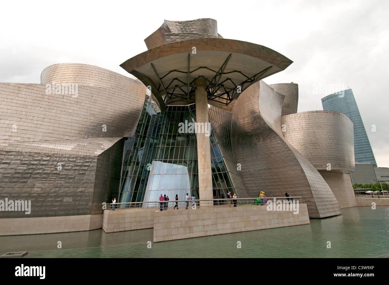 Il Guggenheim Museum Bilbao moderna arte contemporanea progettata dal canadese architetto americano Frank Gehry Spagna Paese Basco Foto Stock