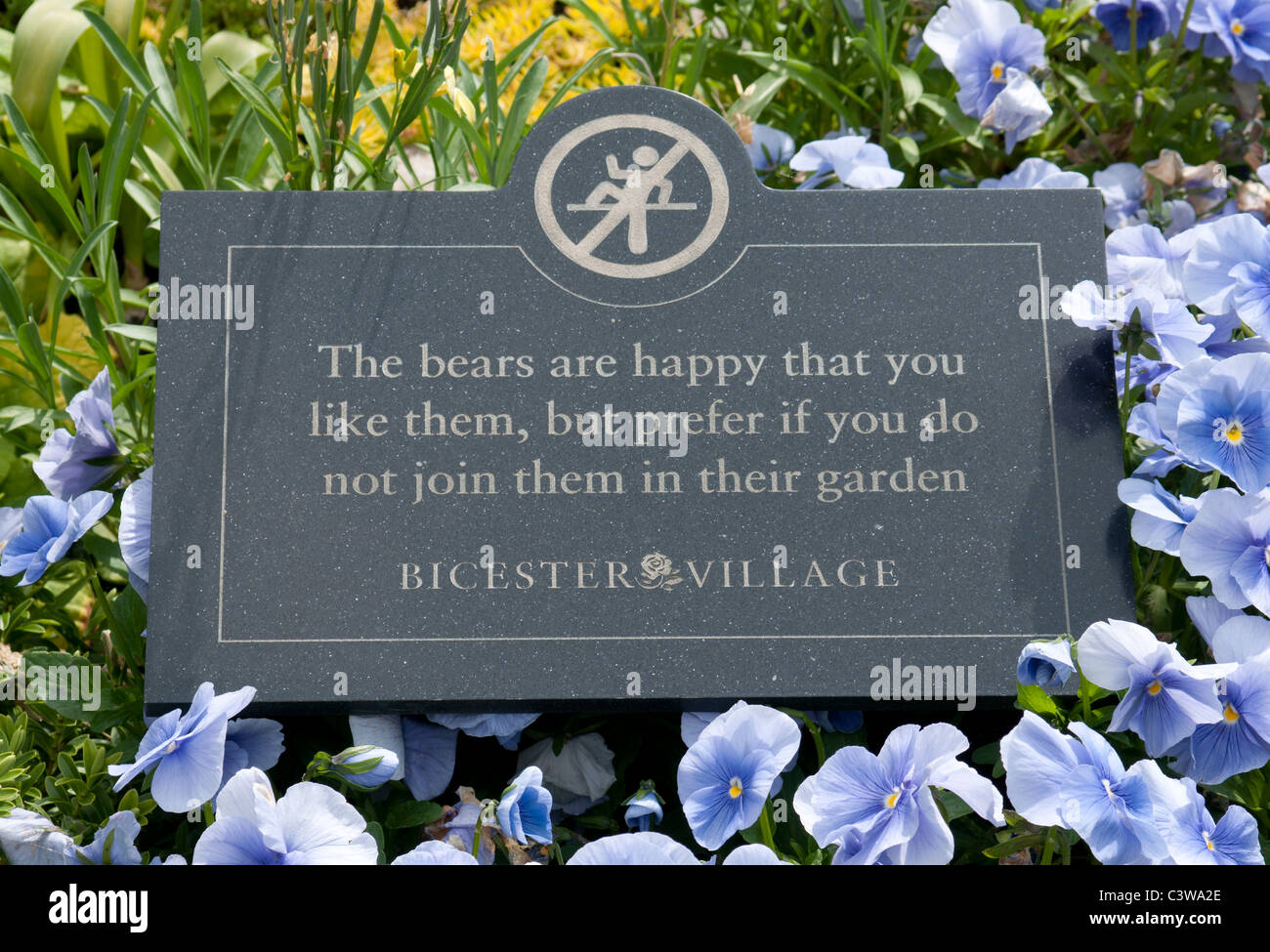 La placca e dei fiori per il Villaggio di Bicester Designer Outlet Oxfordshire, Regno Unito Foto Stock