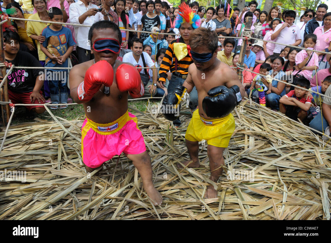 Dwarf kick bokers lotta con gli occhi bendati, crazy sport durante re feste di compleanno, Suan Luang Rama 9 Park, Bangkok, Thailandia Foto Stock