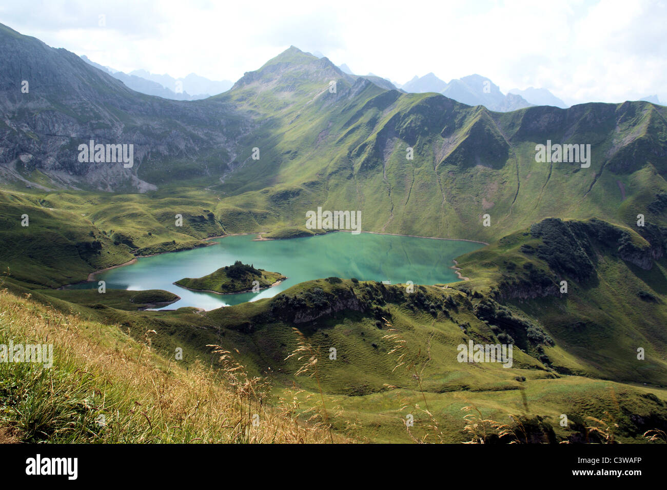 Ein wunderschöner, klarer Bergsee mitten in den Alpen Foto Stock