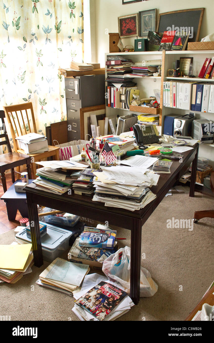 Sacchi di carta Maestro in disordine la scrivania nella sua classe a Rapoport Academy public high school di Waco Texas Foto Stock