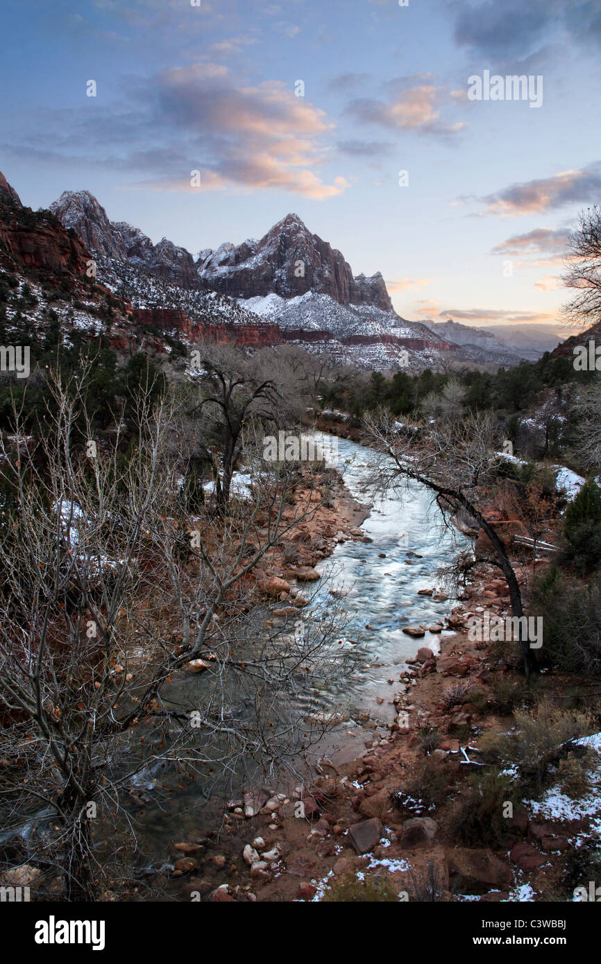 Il fiume vergine dopo una leggera nevicata durante il tramonto al Parco Nazionale Zion, Utah, Stati Uniti d'America Foto Stock