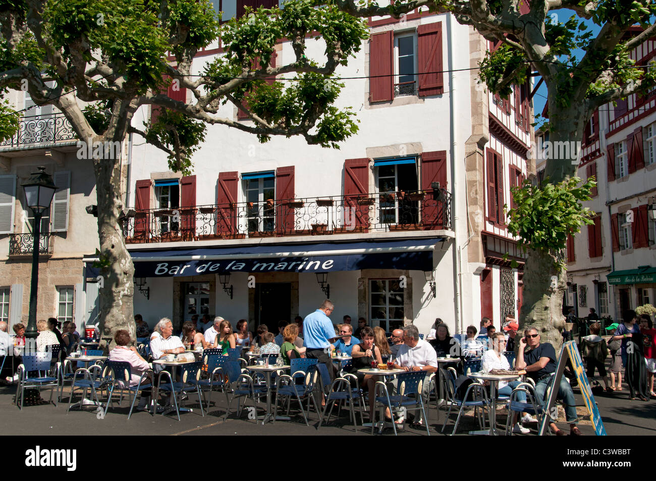 Posizionare Loui XIV Francia St Jean de Luz Ristorante Bar Pub marciapiede di un tipico villaggio di pescatori Foto Stock