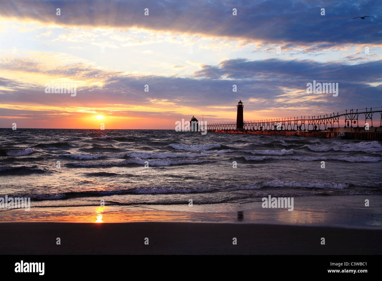 Un bellissimo tramonto al Grand Haven Sud Pierhead Lighthouse, Michigan, Stati Uniti d'America Foto Stock