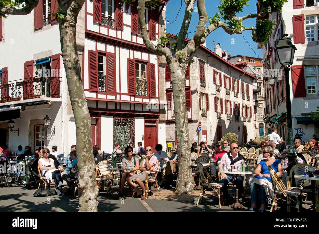 Posizionare Loui XIV Francia St Jean de Luz Ristorante Bar Pub marciapiede di un tipico villaggio di pescatori Foto Stock