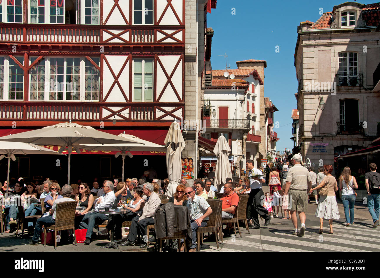 Posizionare Loui XIV Francia St Jean de Luz Ristorante Bar Pub marciapiede di un tipico villaggio di pescatori Foto Stock