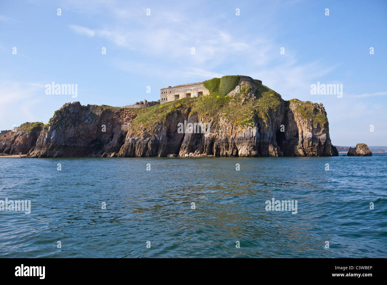 Santa Caterina isola vista dal mare vicino Tenby Pembrokeshire Wales 117684 Caldey Foto Stock