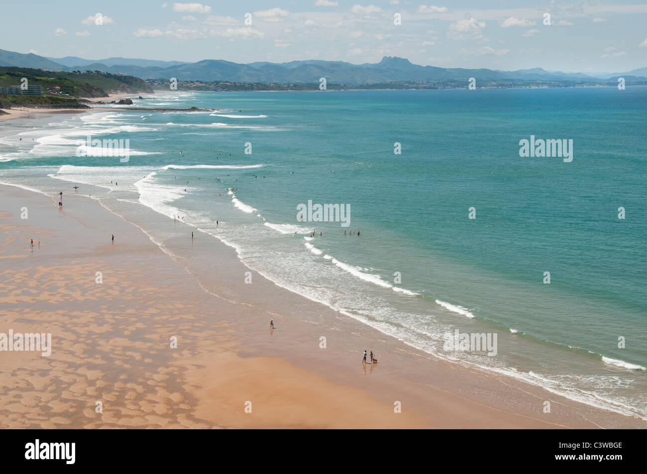 Francia St Jean de Luz un tipico villaggio di pescatori della costa basca sabbia spiaggia litorale del mare Foto Stock