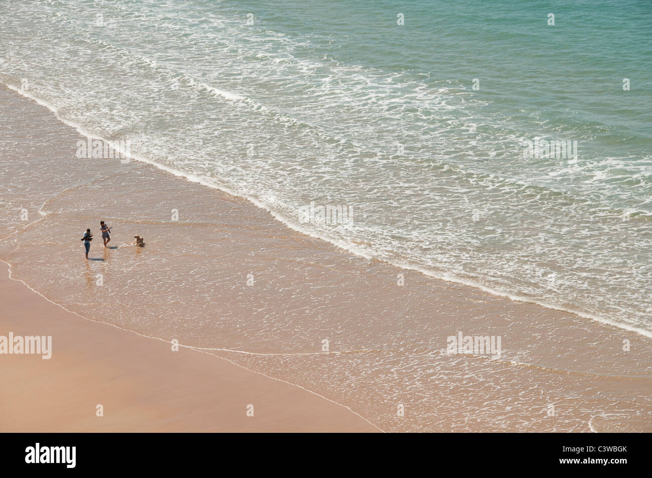 Francia St Jean de Luz un tipico villaggio di pescatori della costa basca sabbia spiaggia litorale del mare Foto Stock