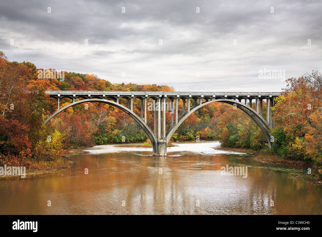 Ponte stradale su una cortina di nubi autunno mattina oltre il piccolo fiume Miami, Ohio, Stati Uniti d'America Foto Stock