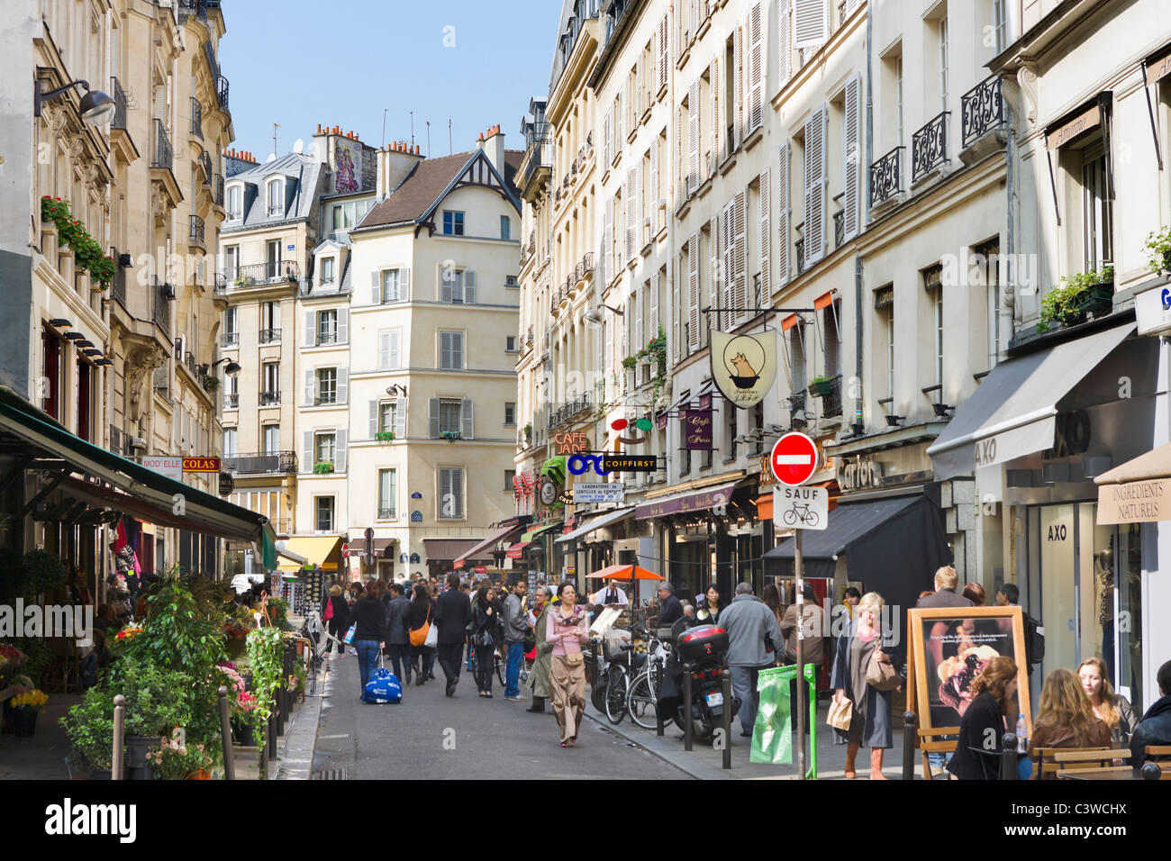Negozi e ristoranti su rue Buci, distretto di Saint Germain, Paris, Francia Foto Stock
