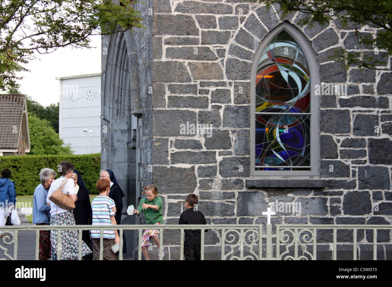 I visitatori a Knock in Irlanda al di fuori di una chiesa Foto Stock