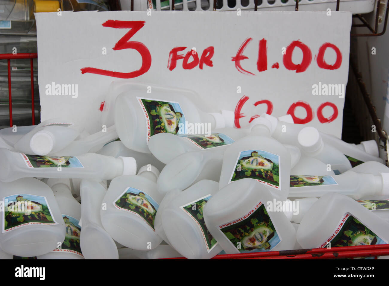 Bottiglie di acqua per la vendita a Knock in Irlanda Foto Stock
