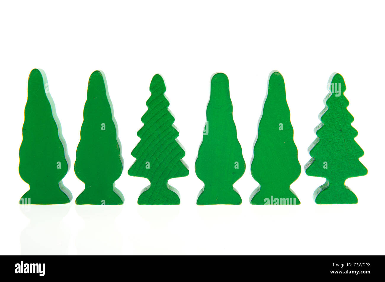 Riga con sei alberi di legno isolato su sfondo bianco Foto Stock