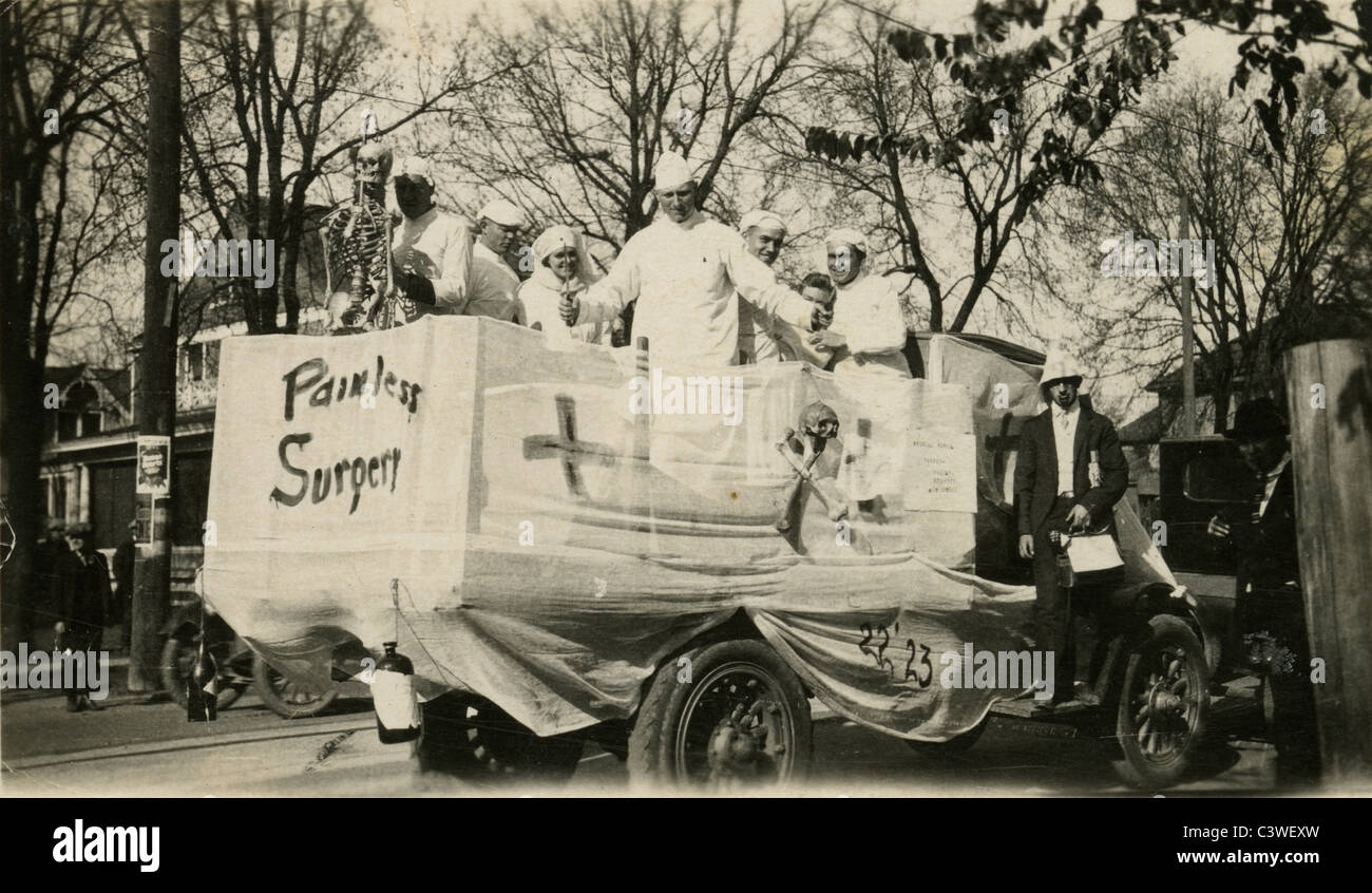 Circa 1920 Medical School studenti stadio un finto "chirurgia indolore' hospital carrello, possibilmente in una parata. Foto Stock