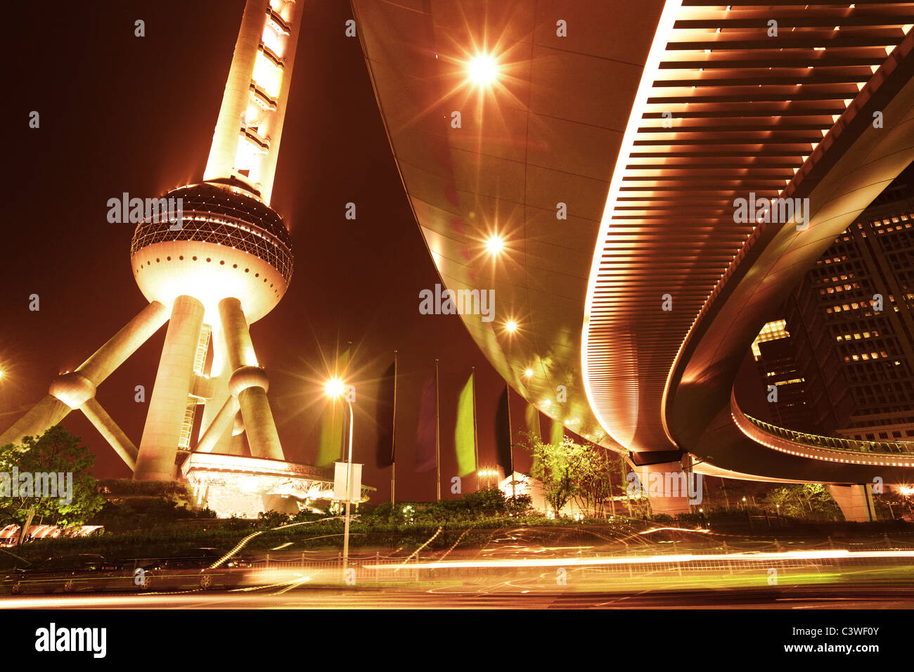 Vista notturna del viadotto autostradale e la Oriental Pearl TV Tower a Shanghai Foto Stock